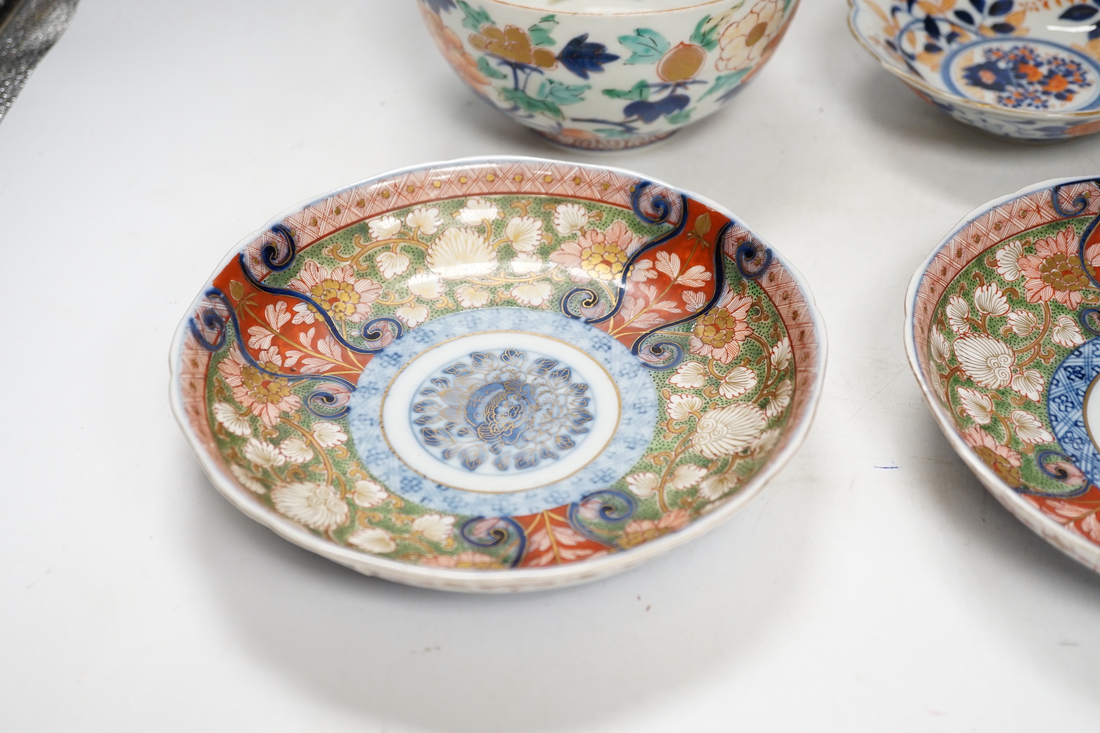 A Japanese Imari bowl and three dishes, 19th century, bowl 15cm diameter